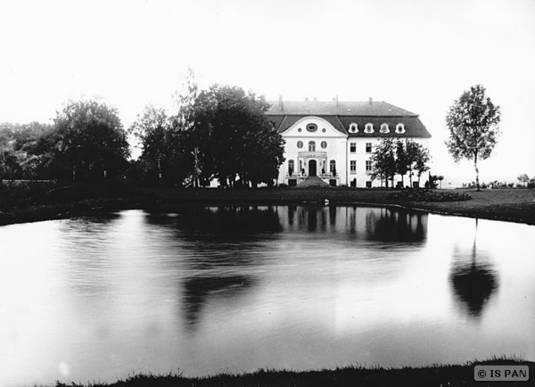 Romitten, Neues Schloss - Blick über den Teich zur Gartenseite