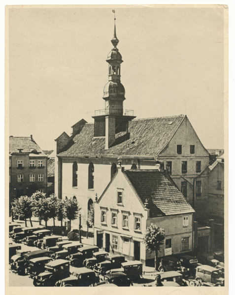 Wehlau, Markt mit Rathaus und vielen parkenden Autos