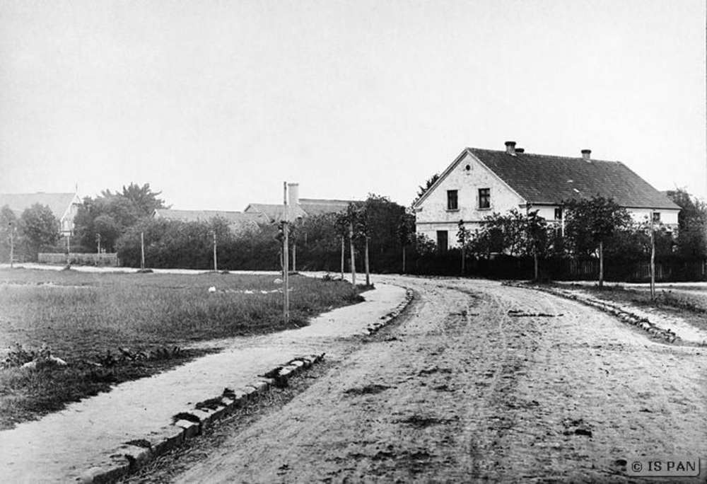 Groß Kuhren, Straßenpartie mit Gasthaus "Sternfeld" im Hintergrund
