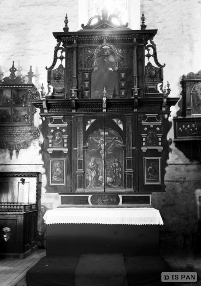 Groß Schwansfeld, Ev. Kirche - Blick auf den Altar mit geschlossenen Flügeln