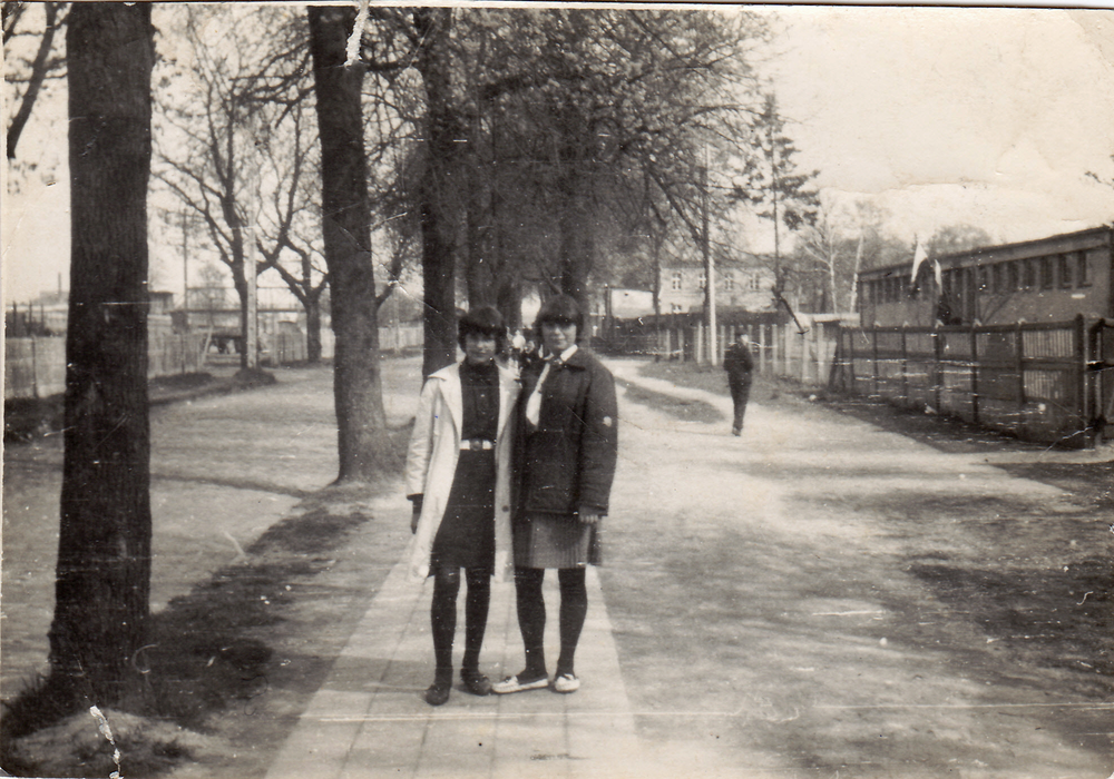 Mohrungen, zwei Mädels an der ehem. Bahnhofstr.