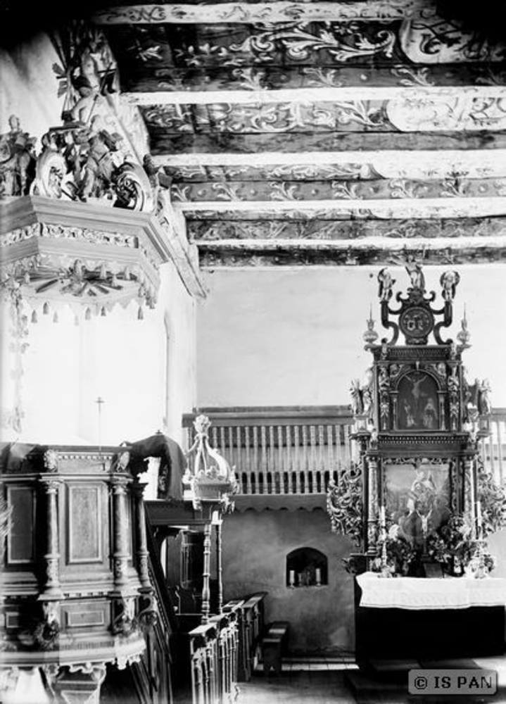 Gudnick, Ev. Kirche - Kanzel und Altar