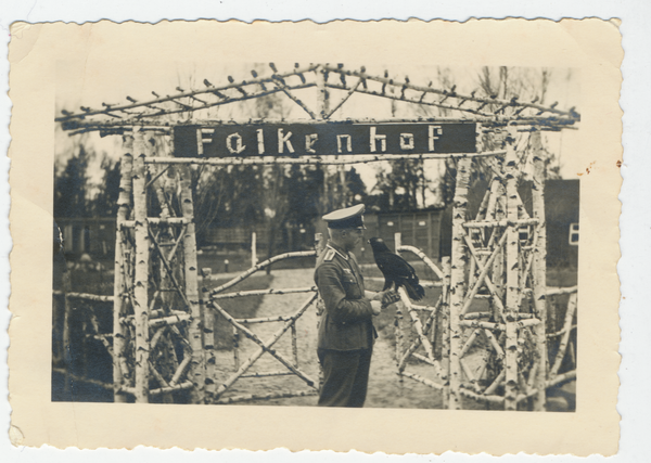 Ortelsburg, Stadt, Falkenhof, Förster und Falkner Walter Kielau mit einem Schreiadler