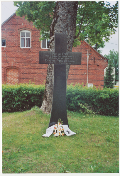 Benkheim (Banie Mazurskie), Kreuz v. Karl von Frank und Erika von Frank geb. Gruber vor der Kirche
