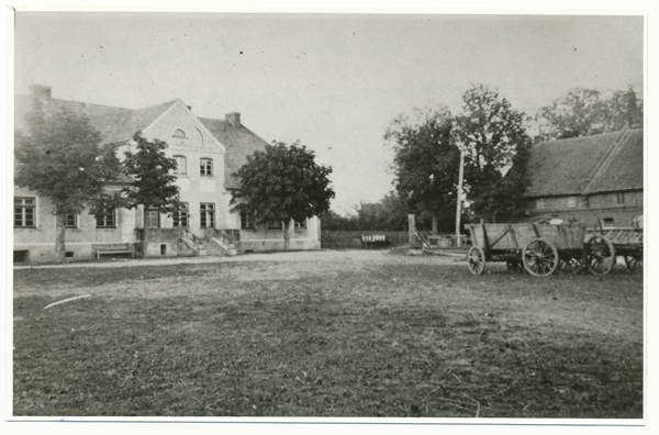 Alexbrück, Gutshaus de la Chaux, Hofseite und Viehstall (rechts)