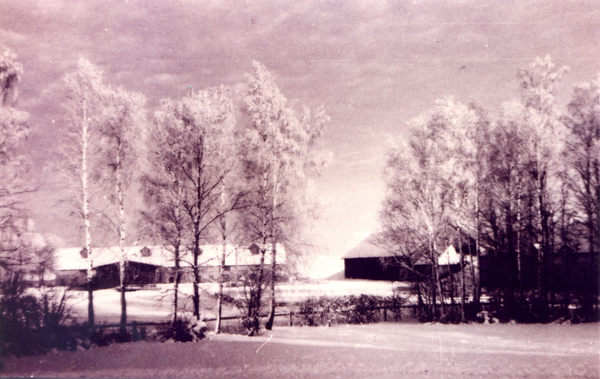 Trömpau, Blick auf die , links Wagenbaracke sowie rechts auf die Hochfahrtscheune. Aufnahme im Winter