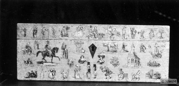 Spittel, Gutshaus von Ruhdel - Kasten aus Birkenholz - Front mit den aufgeklebten Figürchen und Gegenständen, ausgeschnitten aus Papier