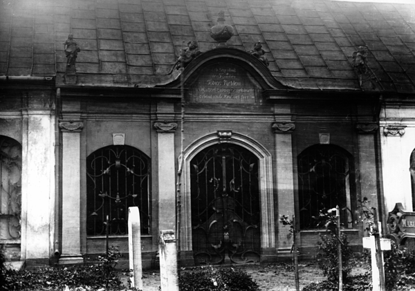 Königsberg (Pr.), Domfriedhof - Grabkapelle der Familien Pychlau und Sagelsdorff an der Friedhofseinzäunung