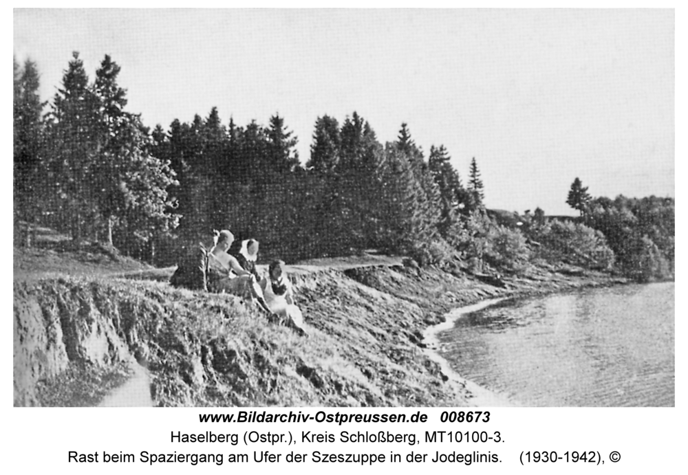 Haselberg, Rast beim Spaziergang am Ufer der Szeszuppe in der Jodeglinis