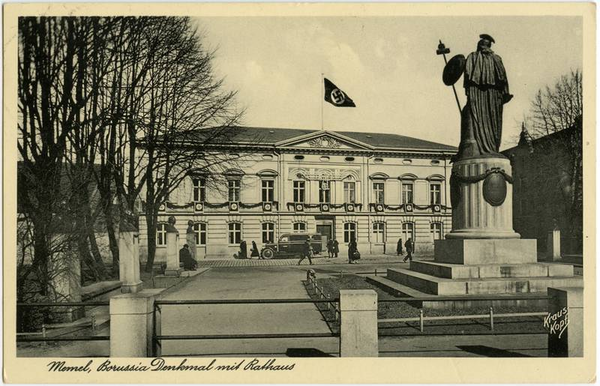 Memel, Borussia-Nationaldenkmal mit Rathaus