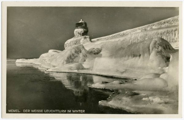 Memel, Der weiße Leuchtturm im Winter, nördlich der Einfahrt