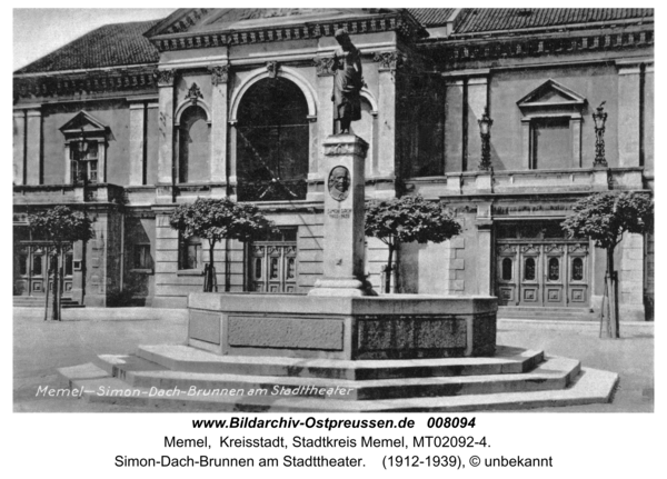 Memel, Simon-Dach-Brunnen am Stadttheater