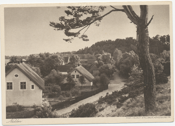 Nidden, Blick entlang der Dorfstraße in Höhe der Kirche