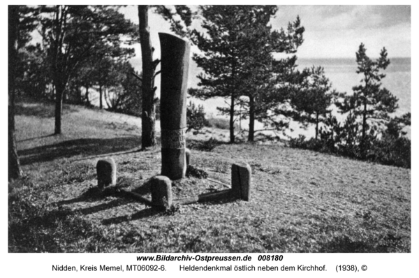 Nidden, Heldendenkmal östlich neben dem Kirchhof