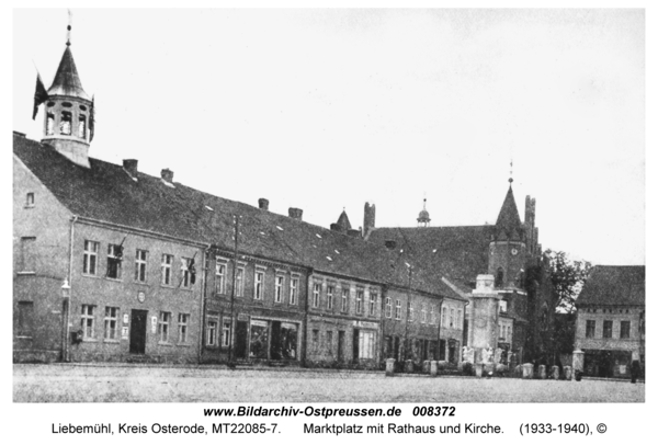 Liebemühl, Marktplatz mit Rathaus und Kirche