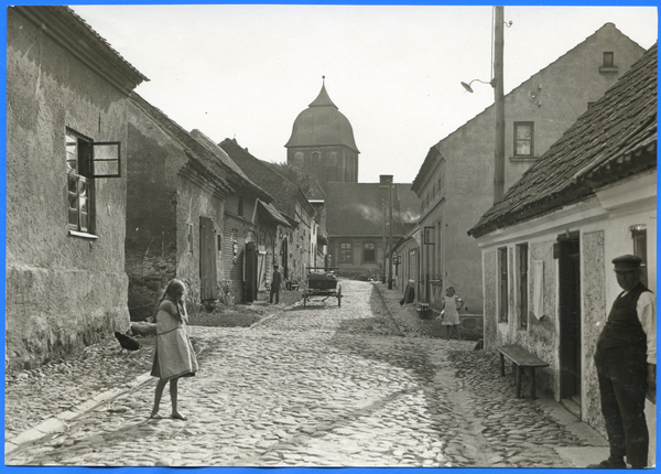 Passenheim, Blick durch die Schulstraße auf die ev. Kirche