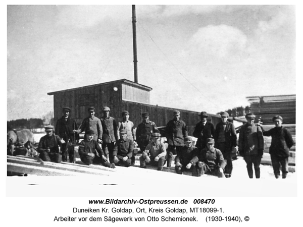 Duneiken Kr. Goldap, Arbeiter vor dem Sägewerk von Otto Schemionek
