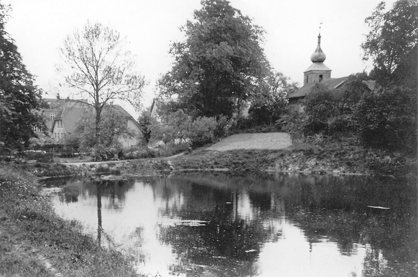 Kanditten, Feuerlöschteich und Kirche