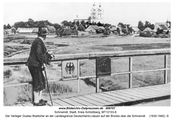 Schirwindt, Der Verleger Gustav Boettcher an der Landesgrenze Deutschland-Litauen auf der Brücke über die Schirwindt