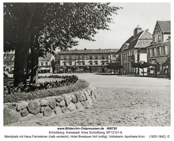 Schloßberg, Marktplatz mit Haus Farnsteiner (halb verdeckt), Hotel Breslauer Hof (mittig), Volksbank, Apotheke Kuhr