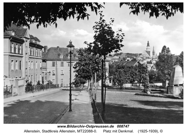 Allenstein, Platz mit Denkmal