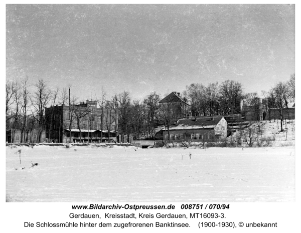 Gerdauen, die Schlossmühle hinter dem zugefrorenen Banktinsee