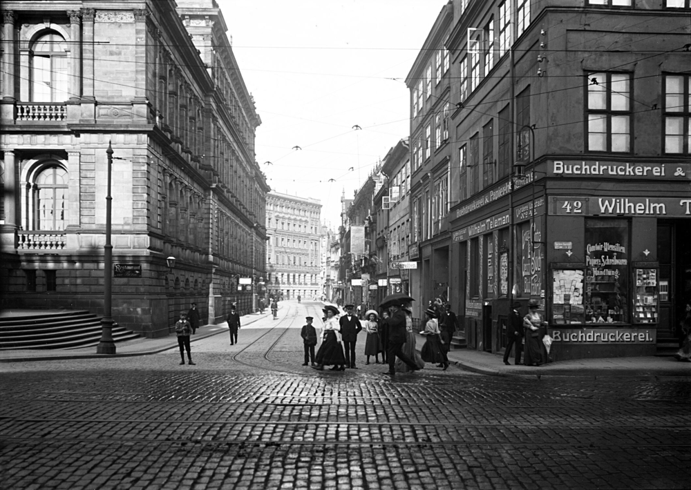 Königsberg, Perspektive der Börsenstrtaße, Links die Neue Börse