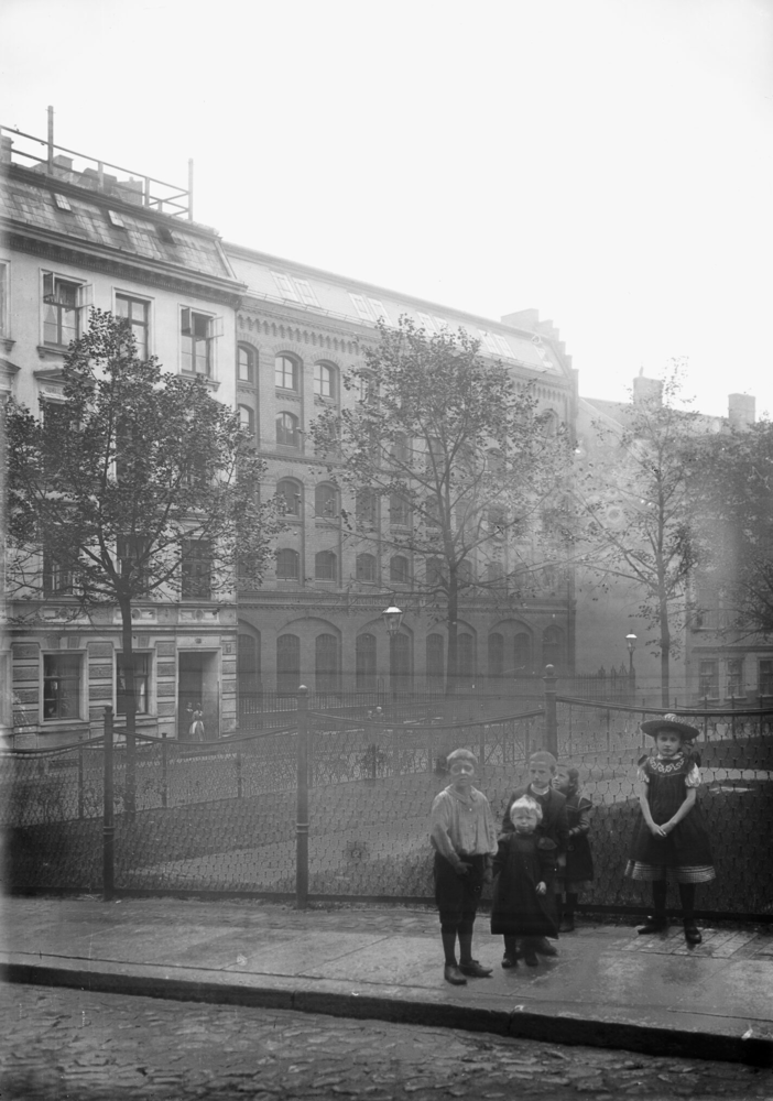 Königsberg, Blick über den Garten des neuen Chemischen Institutes auf das Städtische Leihamt auf dem Oberrollberg 20