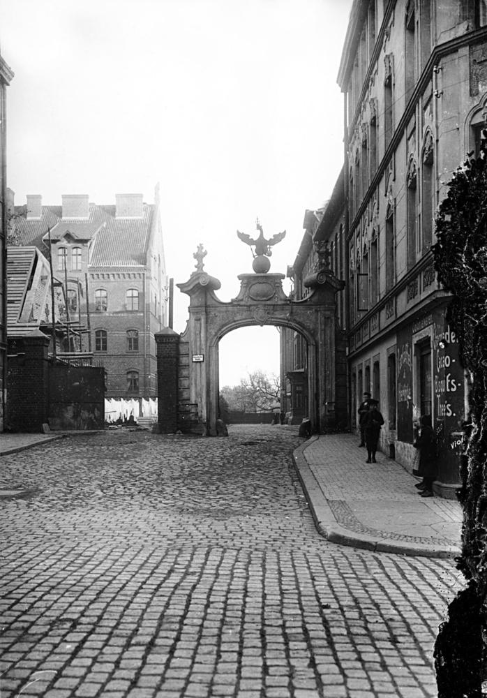 Königsberg, Rokokotor mit preußischem Adler, Eingang zum Löbenichtschen Hospital