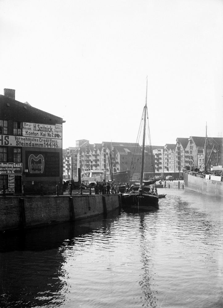 Königsberg (Pr.),Schuten und Schiffe am Hundegatt und Speicher an der Lastadienstraße