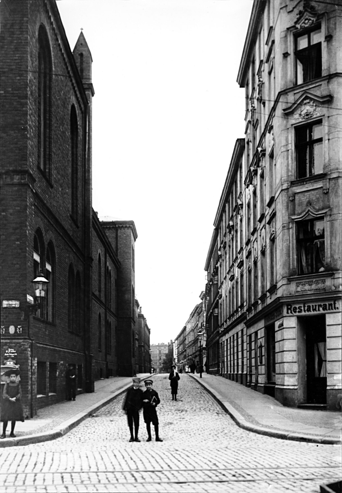 Königsberg, Blick in die Altroßgärter Kirchenstraße mit den Häusern Nr. 18-25 und 17-1