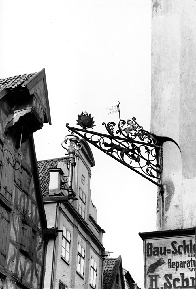 Königsberg, Schmiedeeiserner Schlosserschildhalter aus dem Jahre 1766 in der Löbnichtschen Kirchstraße 5