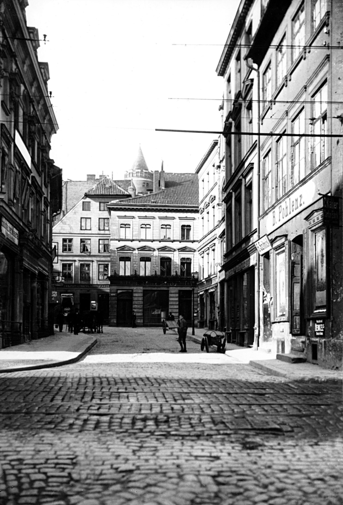 Königsberg, Blick in die Koggenstraße mit den Häusern Nr. 11 - 8 sowie Wohnhaus an der Altstädtischen Bergstraße 14