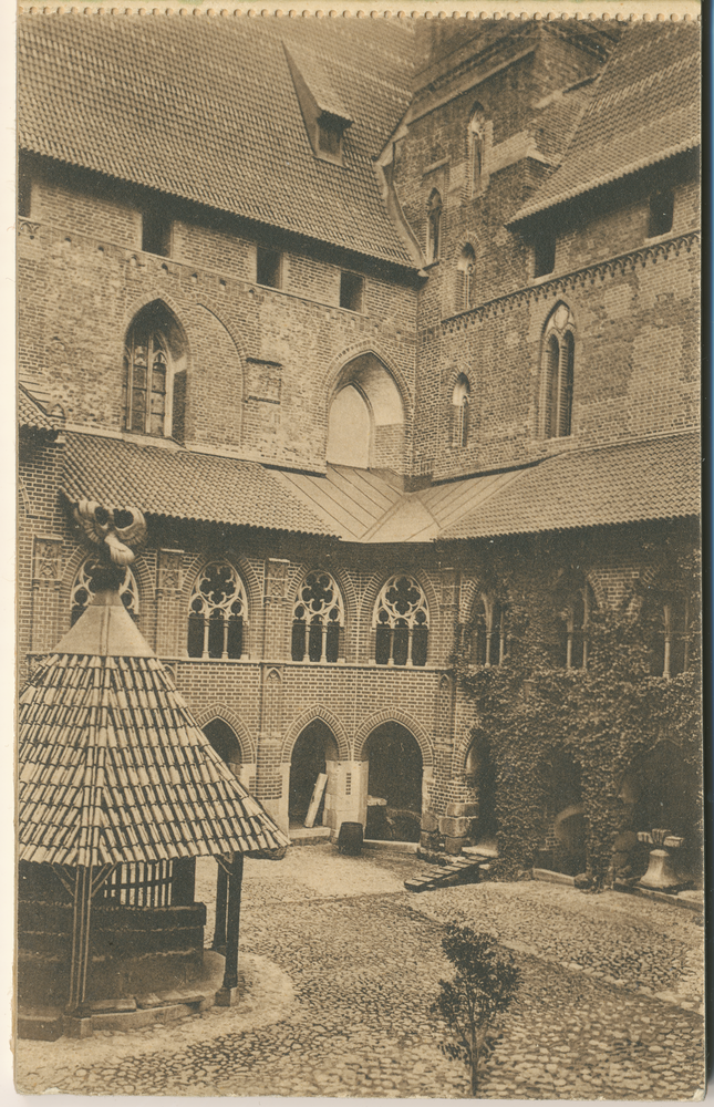 Marienburg i. Westpr., Hochschlosshof mit Brunnen