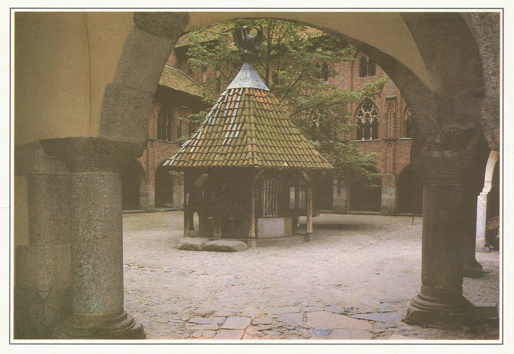 Marienburg, Westpr. (Malbork), Hochschlosshof mit Brunnen