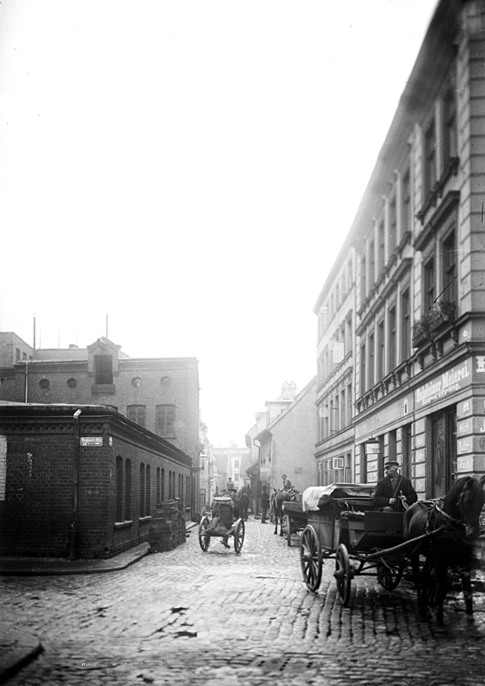 Königsberg, Blick in die Kreuzstraße mit den Häusern Nr. 9-11 und 28-25