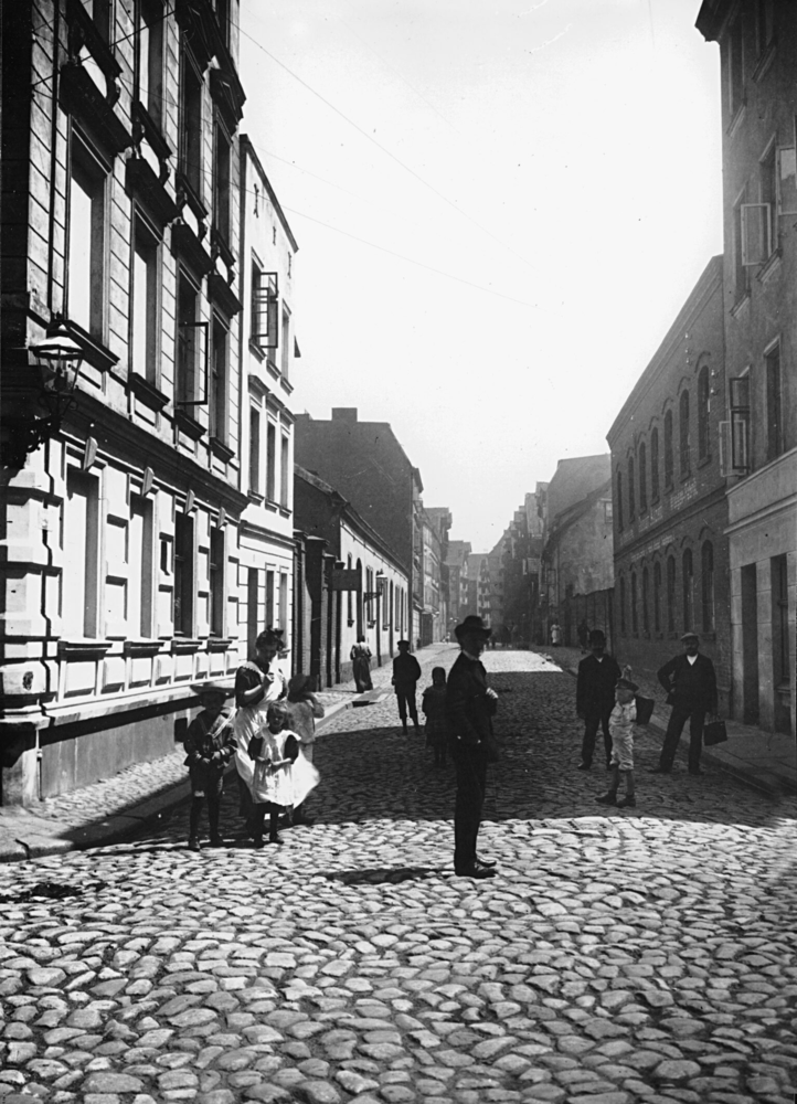 Königsberg, Blick in die Vogelgasse mit den Häusern Nr. 1-18 und 35-19