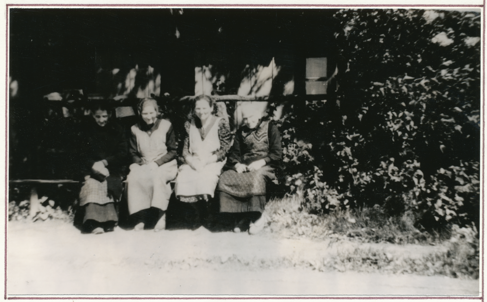 Brauersdorf (Ostpr.), Frauen vor dem Haus Fritz Schneider