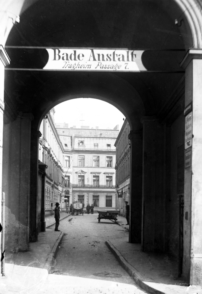 Königsberg,  Blick in die Tragheimer Passage mit den Häusern Nr. 5-3 und 6-7