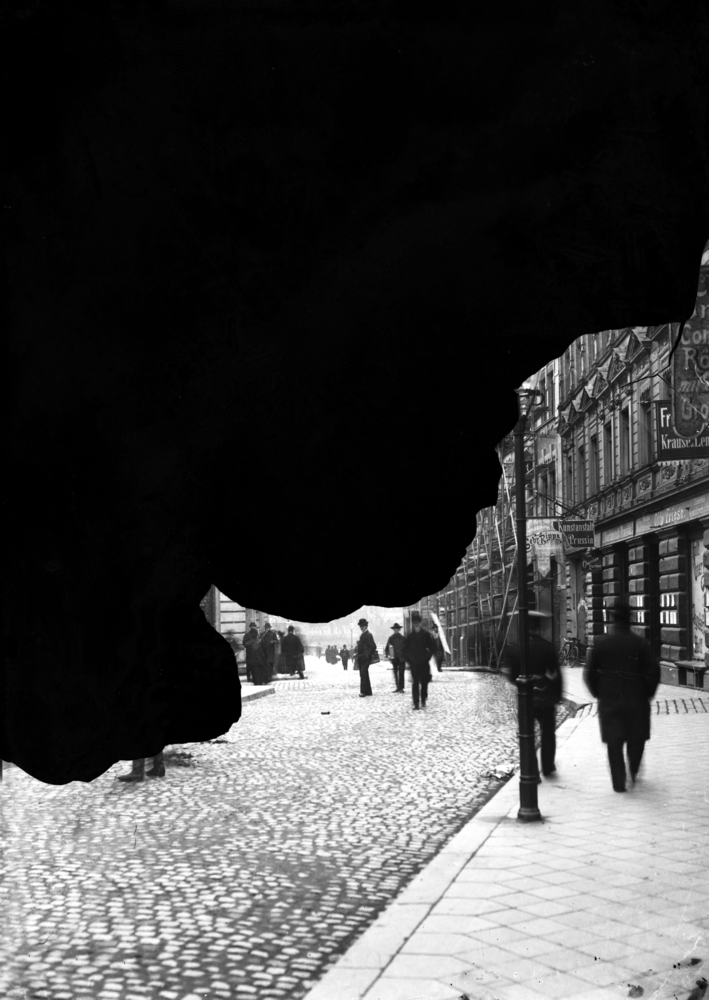 Königsberg,  Weißgerberstraße mit der Schlossbrücke im Hintergrund.