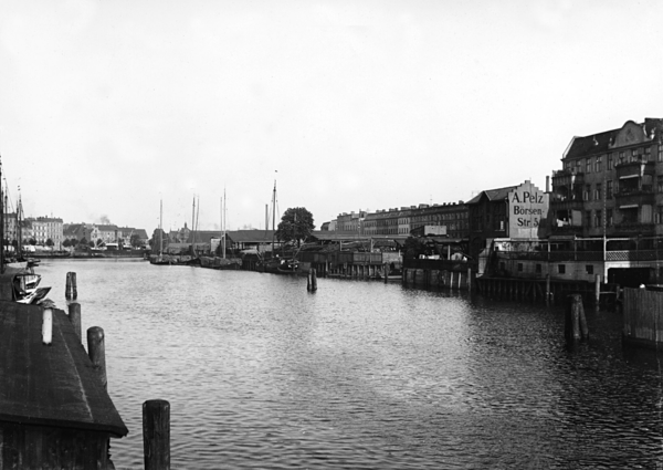 Königsberg, Blick von der Hohen Brücke über den Alten Pregel auf die Sägewerke