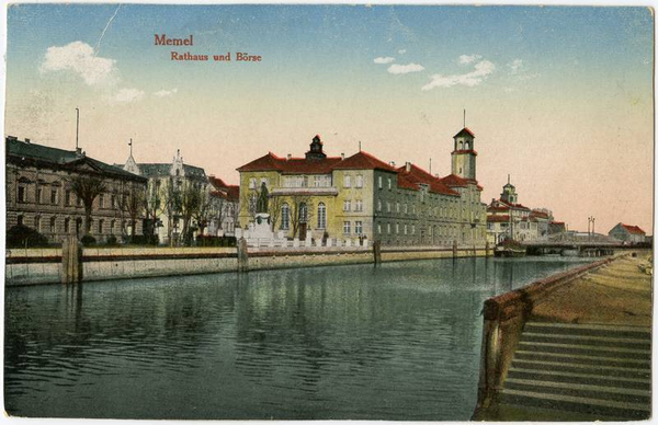 Memel, Denkmalsplatz mit Rathaus (links) und Börse