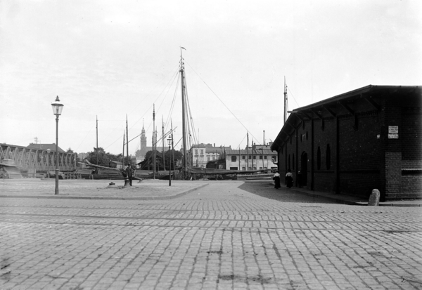 Königsberg, Blick von der Bahnhofstraße zur Großen Krangasse am südlichen Ufer des Pregels