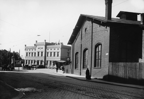 Königsberg, Blick zum Gebäude des Pillauer Bahnhofs im Stil der englischen Neugotik