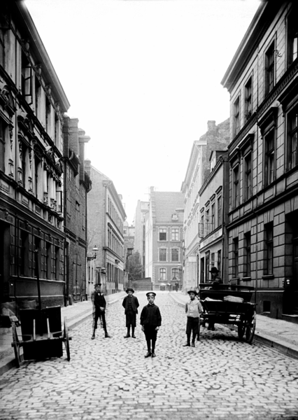 Königsberg (Pr.), Blick in die Glaserstraße (Glasergasse) von der Krönchenstraße aus