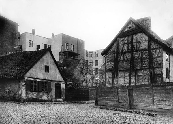 Königsberg, Alte Fachwerkhäuser sowie moderne Bebauung an der Ecke Roßgärter Hinterstraße und Kleiner Schlossteichstraße