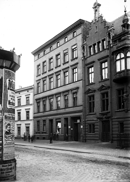 Königsberg, Litfaßsäule und moderne Wohnhäuser mit den Nr. 23-25 auf dem Hintertragheim