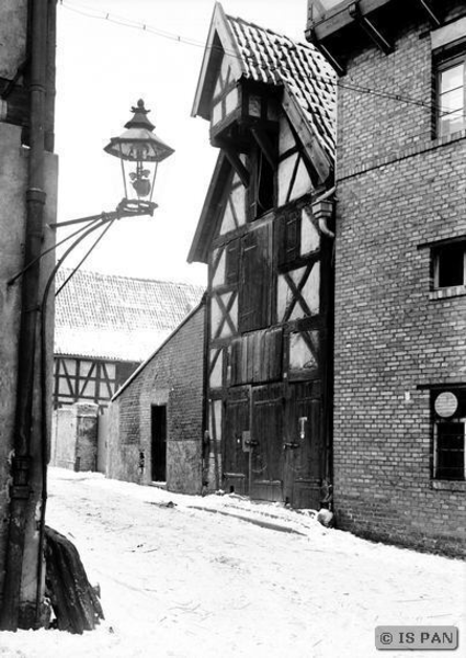 Königsberg (Pr.), Gaslaterne und Fachwerkspeicher in der 3. Laakspeicherquergasse Nr. 5