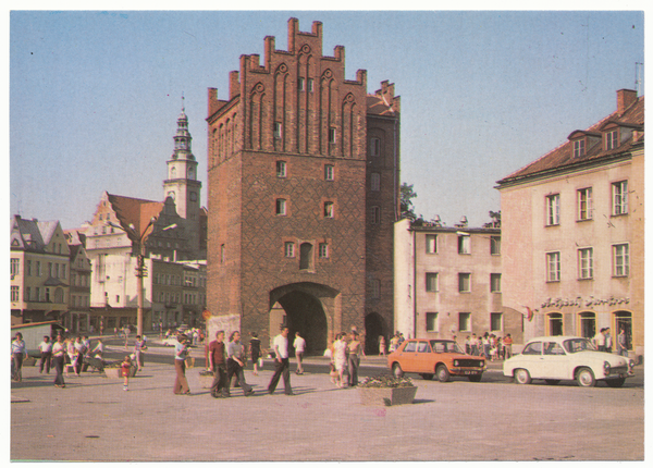 Allenstein (Olsztyn), Hohes Tor im Hintergrund das neue Rathaus