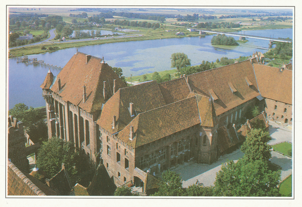 Marienburg, Westpr. (Malbork), Blick vom Schlossturm auf Hochmeisterpalast, Nogat und Brücke